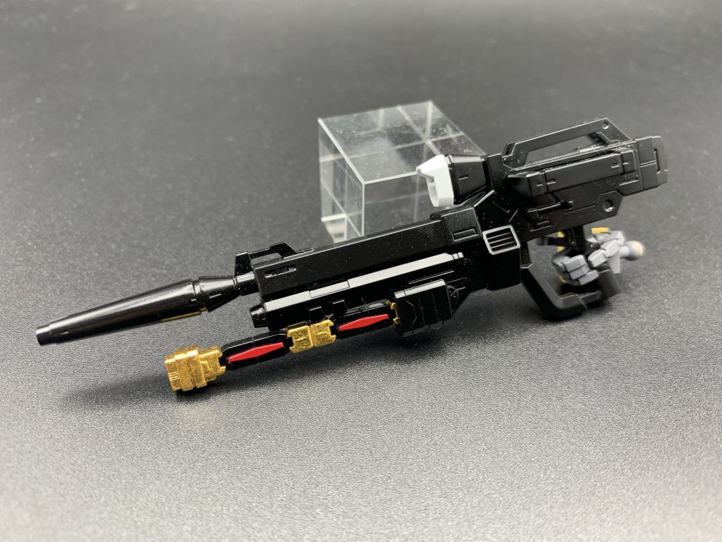 ライフルも手寧に塗り分けました。ガーベラを腰に取り付けましたので、ビームサーベルはライフル下に固定としています。