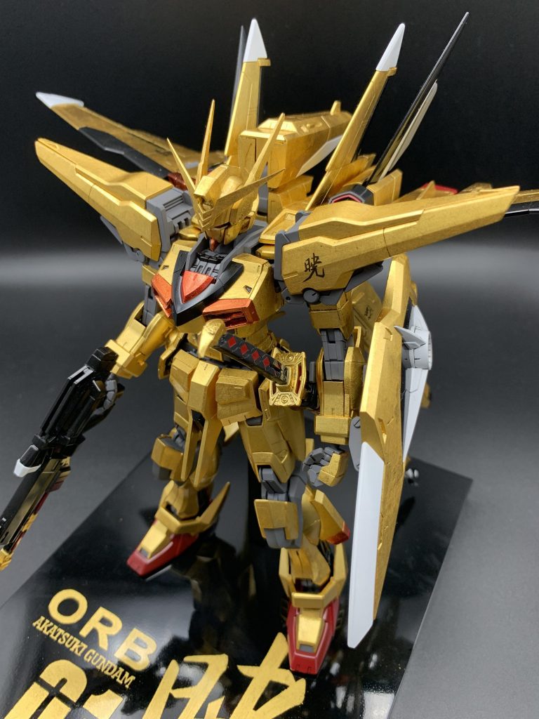 各部を丁寧に製作、塗り分けを行いました。写真ではわかりずらいですが金伯を貼ったことによりかなり落ち着いた雰囲気となり日本刀がとても似合う佇まいとなっています。