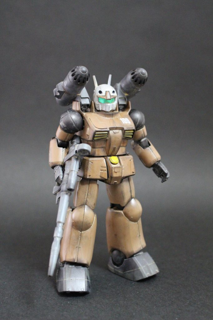 合わせ目処理はできるだけやったんですが、うまくいかなかったところや見えてるところがありますが、ご愛敬ということで。分かりにくいですが各部を少しプラバンでディテールアップしています。砂漠で砂に埋もれやすくなることを踏まえて、太ももにバーニアを増設してるんですが、ビームライフルで見えない！（いま気づいた）