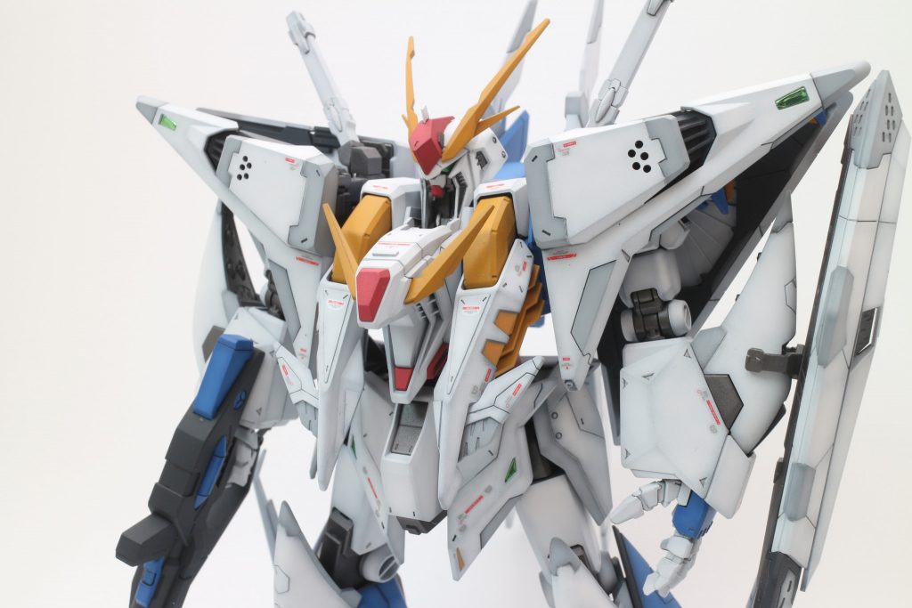 普段HGばかり作っている私にとっては，こんなに大きなキットはなかなかお目にかかれるものではありません．そのくらい大きいです．それに従って単色だとのっぺりした見た目になることが危惧されます．そこでスジボリなどで面を割ってグレーで塗り分ける方向にしました．