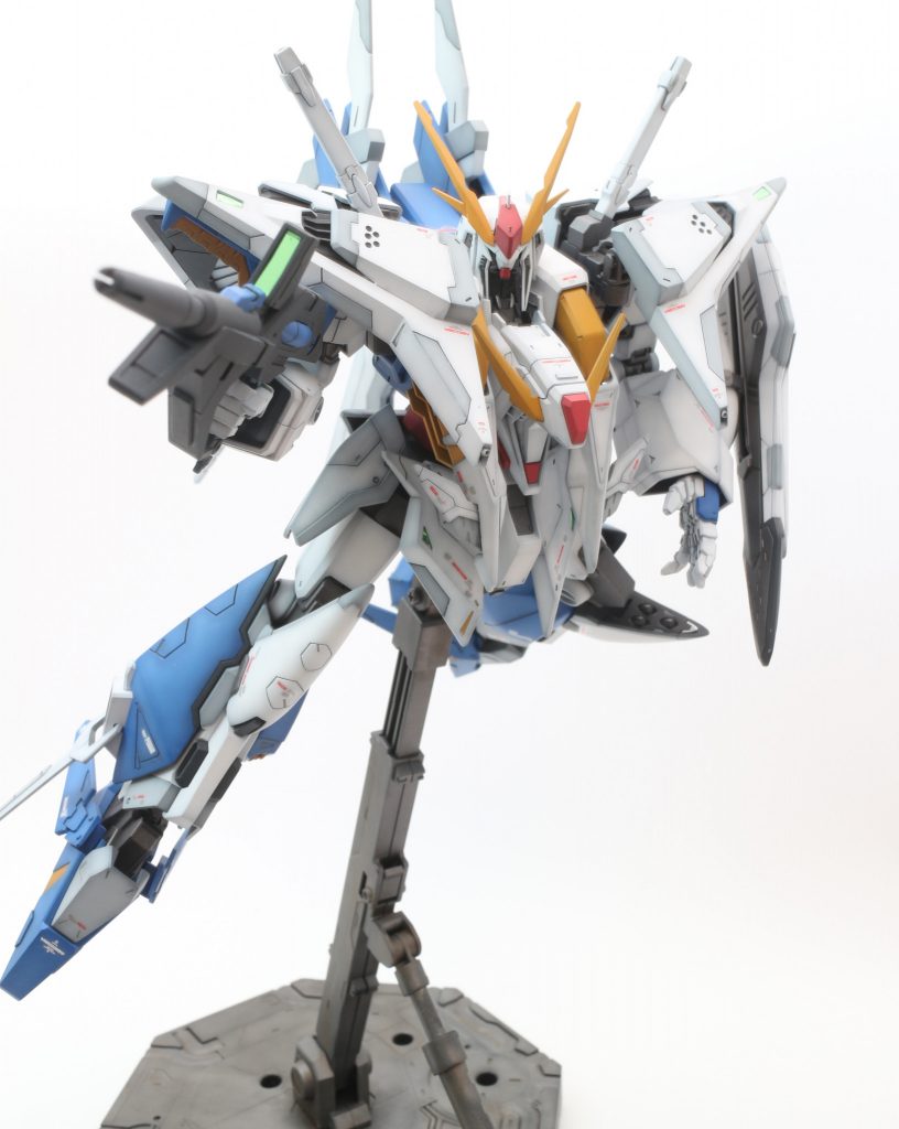 青い部分はかなりこだわりました．元のネイビーよりもだいぶ明るい青に変えることでヒロイックな印象になったのではないかと思います．イメージ的には東南アジアなど赤道直下の青空です．グレーの塗分けも含めてモデルグラフィックスの作成を参考にさせてもらいました．