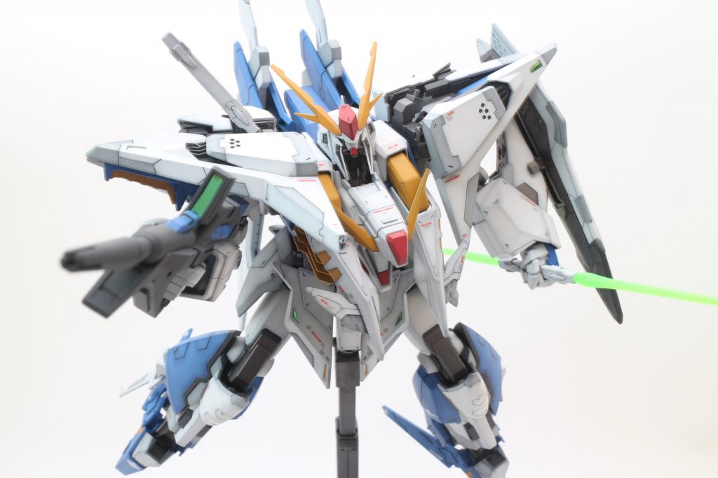 Ξガンダムの最大の特徴はミノフスキークラフトを搭載したことによる単機での空戦能力の獲得です．というわけで模型的にもディスプレイベースを使って浮かせてみました．脚は伸ばした飛行形態の方が映えます．