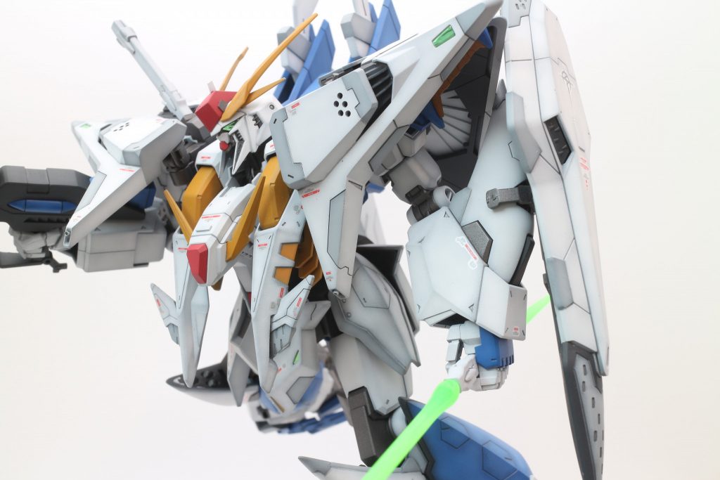 劇中で発光している描写のあった肩バインダーのファンのようなモールドはキットの造形を切り落としてプラ板で作り直しました．組み上げてしまうとちらっとしか見えませんが．