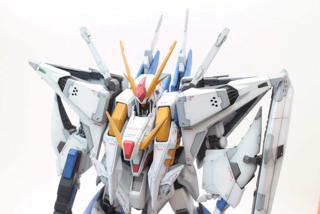 緑の部分にはラピーテープを貼りこみました．胸から垂れ下がっている二つの前垂れの横にある小さなウイングはカナード翼(前翼)のようなイメージかと思い，一度切り離して可動しそうな感じにしてから再度接着しました．ちょっと短くした方が可動的にも干渉しにくくなるのでお勧めです．