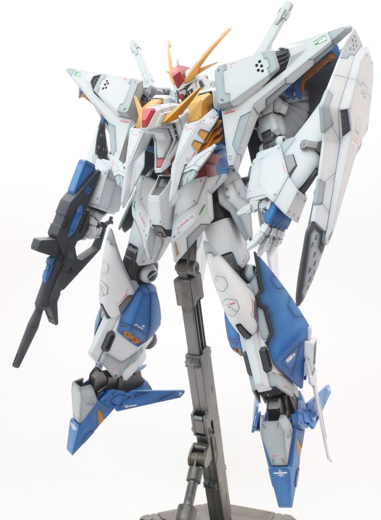 フレーム部分はメカサフのガンメタ．それ以外の部分はアクリジョンです．今回はマスキングにかなり時間を取られました．仕事後の夜中に1時間ずつ進めていたら4か月もかかりました．大きいので置き場所に困ります．．．．