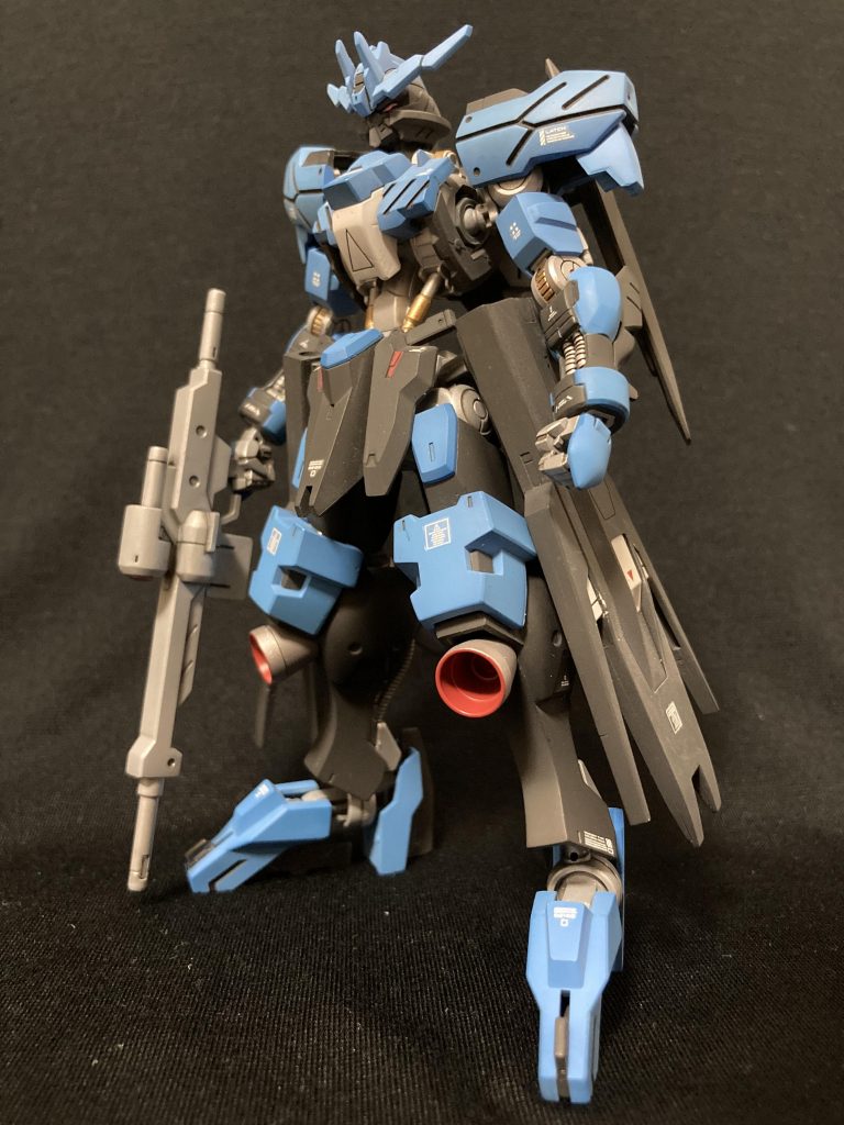 エアブラシ導入後初めて本格的に製作したキットで色々勉強させられました。特にアーム部分が合わせ目消しと後ハメ加工、マスキング色分け等々てんこ盛りで、パーツのホールドも弱くて後からパッカーン割れてしまったりと気が狂いそうになりました。隠しきれてませんがデカールで誤魔化してます。ガンプラは忍耐。