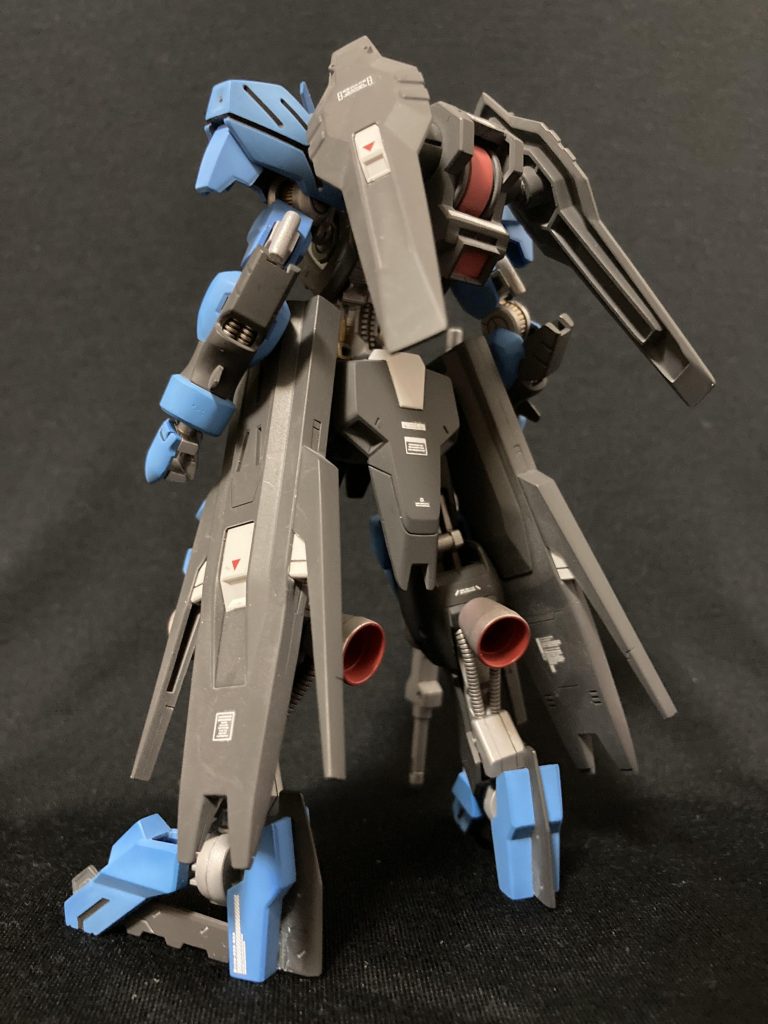 サイドアーマーや後部アーマー、リアクターなどちょっと寂しかったので少し色分けしてデカールで装飾。踵のハンターエッジは塗装後に動かしたらがっつり禿げました。。こういうのって皆さんどうしてるんですかね・・？