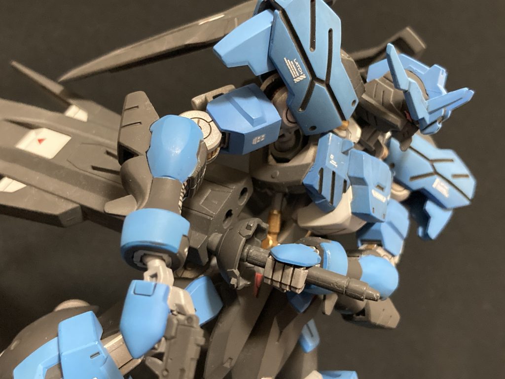 ヴィダールの特徴的な肩や胸のラインは、エナメルのマットブラックで塗装し溶剤で後から拭き取る戦法により綺麗にラインが出て感激しました。