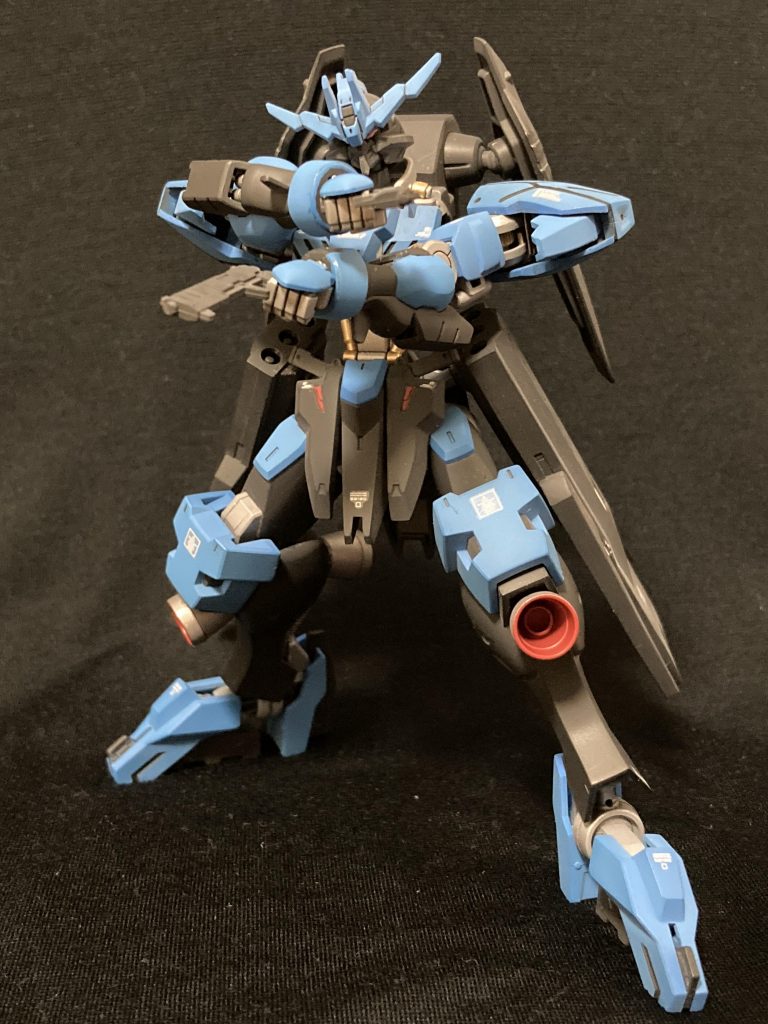 厨二臭いキメポーズがよく似合うヴィダールさん。ハンドガンを構えてるので腰部ホルスターの銃の持ち手は本来オミットするべきなんでしょうけど、そこまではやれてません。