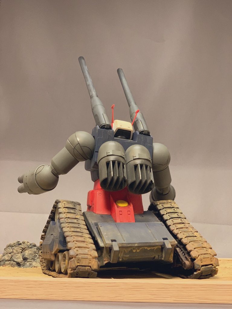 ただ履帯は一個一個独立しているのでコロコロと動かせるのですが接続のピンが脆いのですぐにバラけます。実は接続のピンがかなり折れたので接着しております。