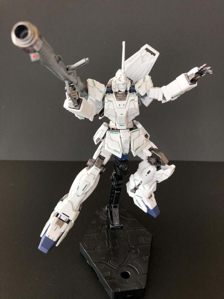 スミ入れ、部分塗装、つや消しトップコートで仕上げました。デカールも貼らずに完成、としようとしましたがあまりに寂しかったのでガンダムマーカー(ルミナスメタグリーン)を塗ったプラ板で少しディティールを追加してみました。