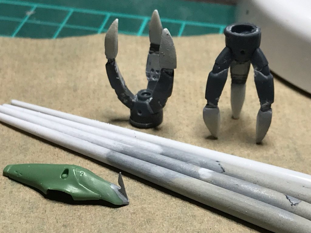 クロー大型化頭部、羽飾りつけてみた。…と、まあ楽しんで製作しています。いい時代ですね。SNSや動画で色々な知識や技術を学べます。それらをまた1つ1つ試しながら、習得したいなと思っています。んん~~~? 初投稿こんなんでいいのか?