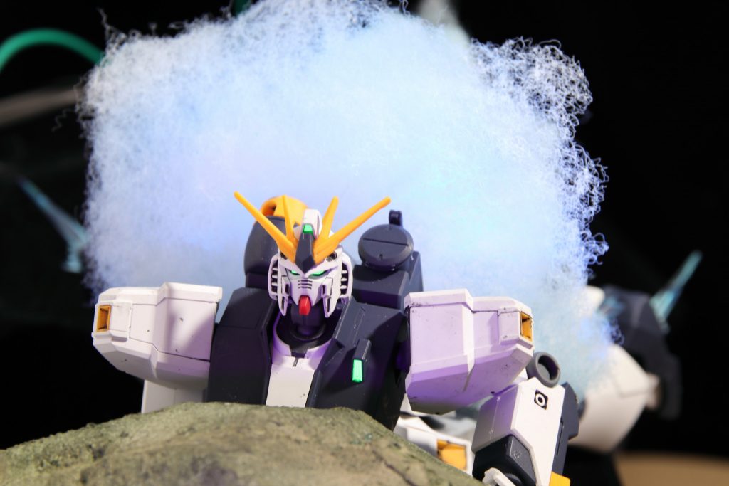 正面からカメラアイやエフェクトは蛍光塗料で塗って、ブラックライトで光らせています。