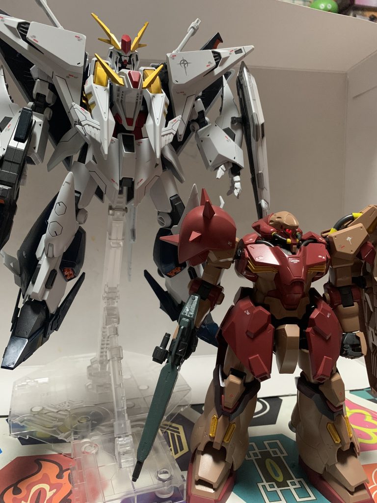 以前投稿しているΞガンダムにもついでにデカールを貼り、せっかくなのでマフティー機で2ショットを♪Ξもデカールを貼ってやると引き締まって見える気がします。