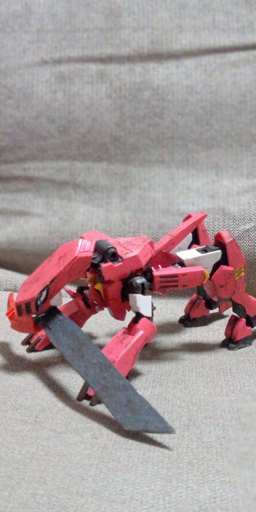 ビーストモード獣のように四足歩行になった形態四足歩行になったことで速度を増し、敵を翻弄することが出来る。マ｢これがやりたかった！｣デ｢でも首がゆるゆるだね。｣マ｢まあ元がジャンクだし。｣ア｢関節もゆるゆるでポーズが決めずらいから難しいわね。｣