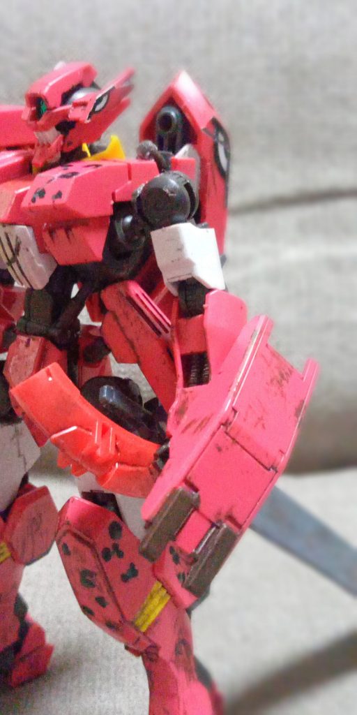 超音波ブレード一秒に30万回振動する巨大剣、腰に帯刀することも可能。