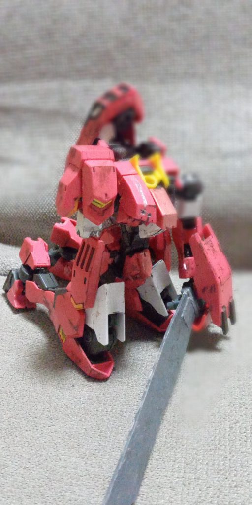 マ｢右腕を破損パーツに変え、左胸を外し、頭も外せば再起不能状態も！｣ア｢良いね～、破損パーツも最高！｣デ｢なんとなく最終回みたいな感じだなぁ。｣