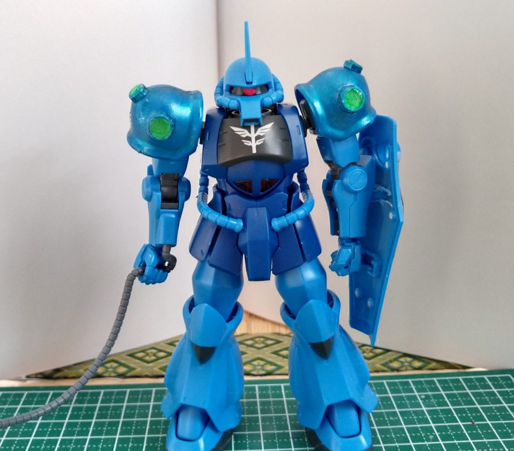 まずは正面。肩のセンサーはビルダーパーツを使用。設定ではこのセンサーは最近の車みたいに危険を察知する設定です。