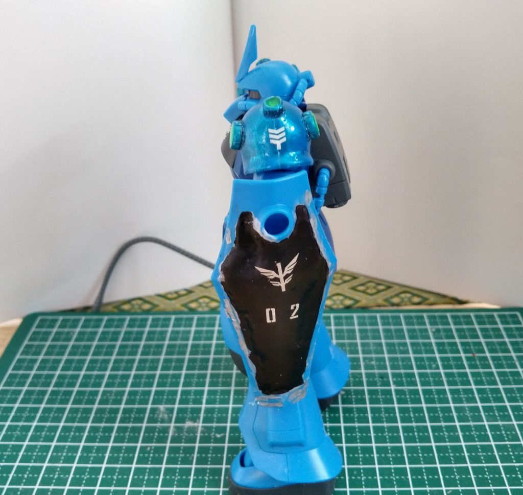 左の横。シールドの一部をパテで埋めた後、ガンダムマーカー黒で塗装しデカールを貼っています。シールドは徐利パーツを使っています。デカールは余ったUC汎用デカールを使用しています。