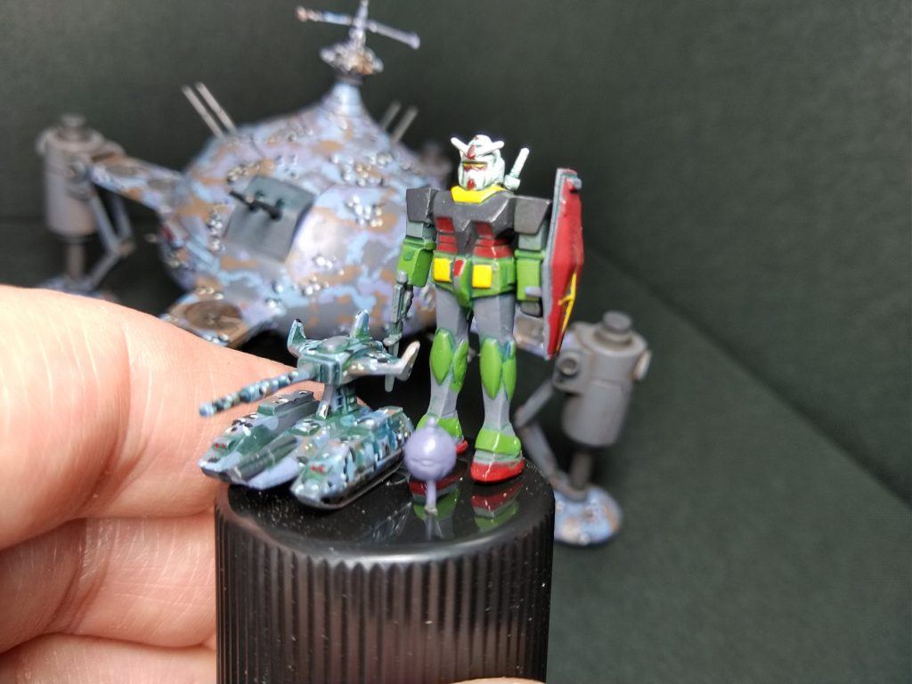 オマケの小さいガンダムはリアルタイプ風に塗りました。
