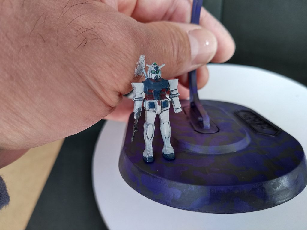 台座も機体同様にマダラ迷彩塗装。オマケのガンダムはサンボル風に塗りました。