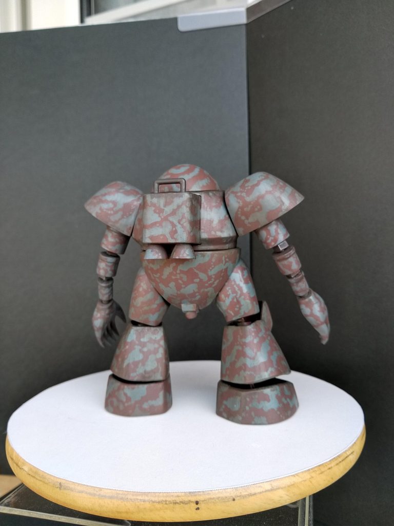 背面。バックパックの上にランナー曲げた手摺を付けてました。