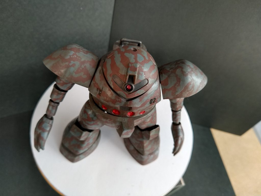 上面。渦を巻くような斑模様。モノアイは手芸用品のアイロンビーズ入れてます。