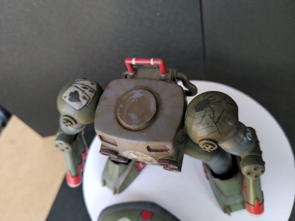 肩にはトランプと蜘蛛。