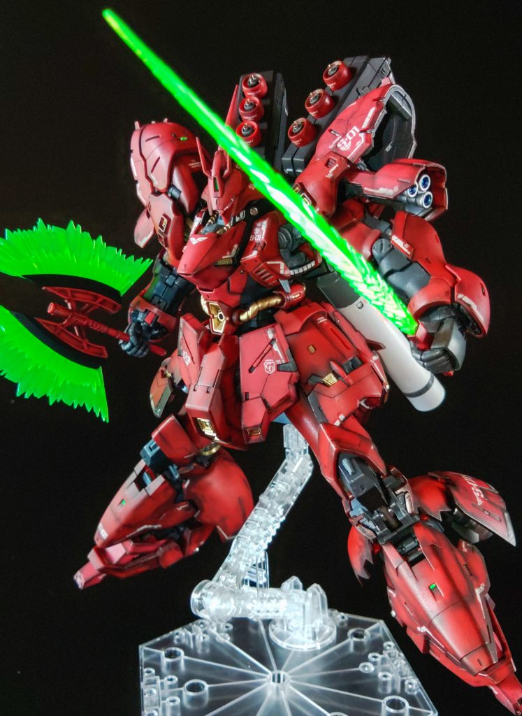 初めて黒背景の撮影をやってみました。照明がたまたまいい感じでビームサーベルに当たって、発光してる風になった1枚。