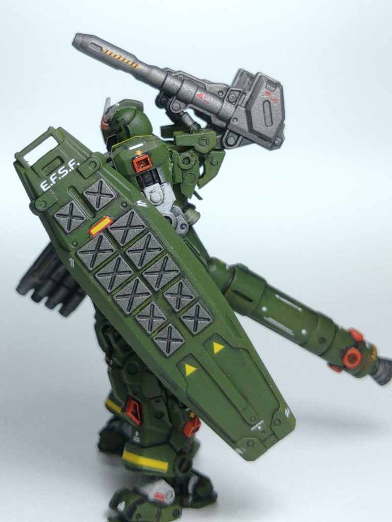 ・アーティファクトジムから移植したシールドを大型化し、リアクティブアーマー風のデティール追加。・左右とも腕の角度を変更しています。