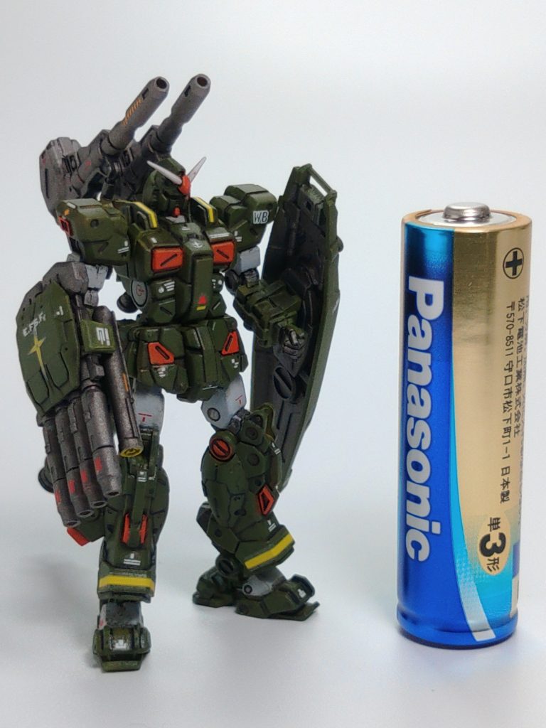 お約束の単3乾電池とツーショット。