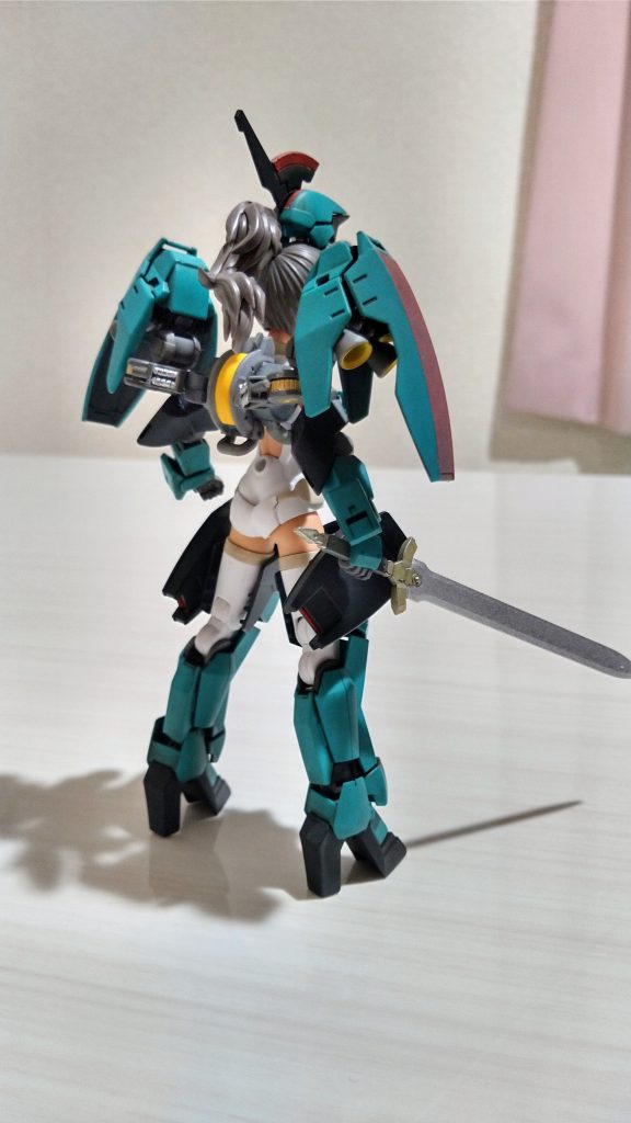 30MSの本体はパーツをチョン切ったりせず、グレイズリッターを切って貼ってして組み換えられるように、肩アーマーはそのまま肩に被せると、とても窮屈なので後ろにアームを付けてのバーニア化🔧