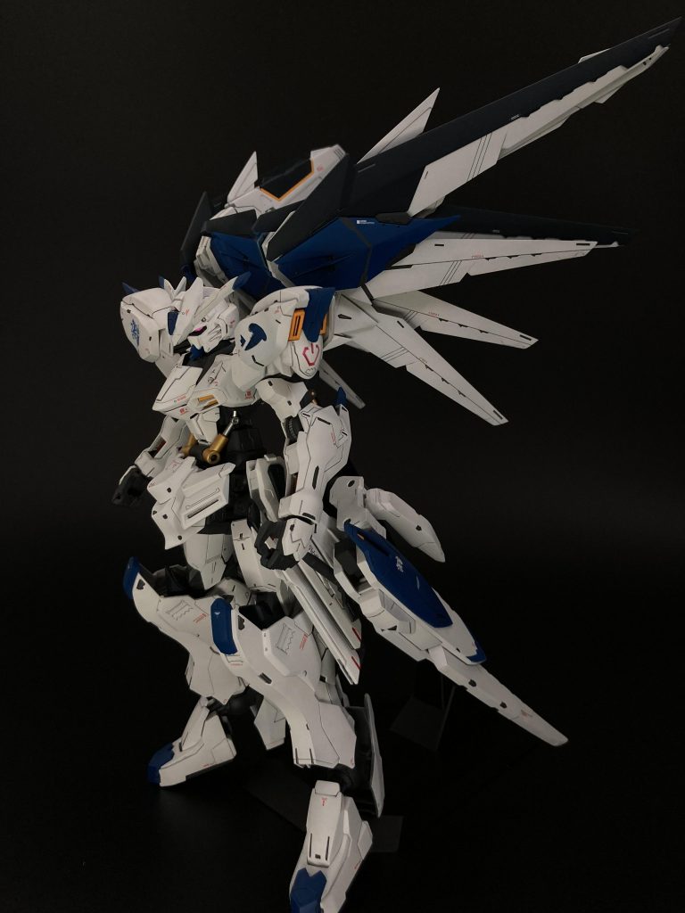 バックパックのウイングを展開した状態です。ウイングを展開した状態で横から見ると迫力があり、カッコイイです。