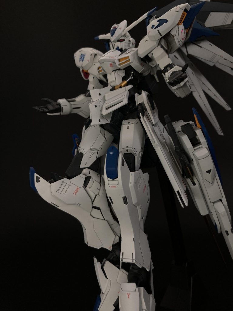 「今、300年の眠りからマクギリス・ファリドのもとにバエルは蘇った!」でお馴染みのポージングです。