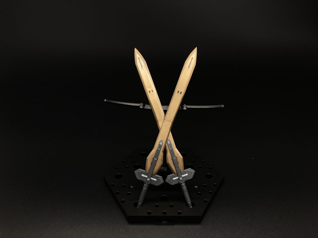 バエルソードは2cm延長しています。よく見るとまだ少し接着跡が残っているのが後悔しています(笑)