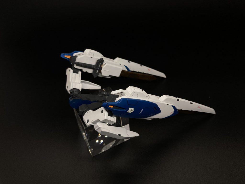 腰の後部に装備しているのは、バエルのスラスターウィングホルダーでバエルソードをしまうことができる上にスラスターとしての役割もあります。