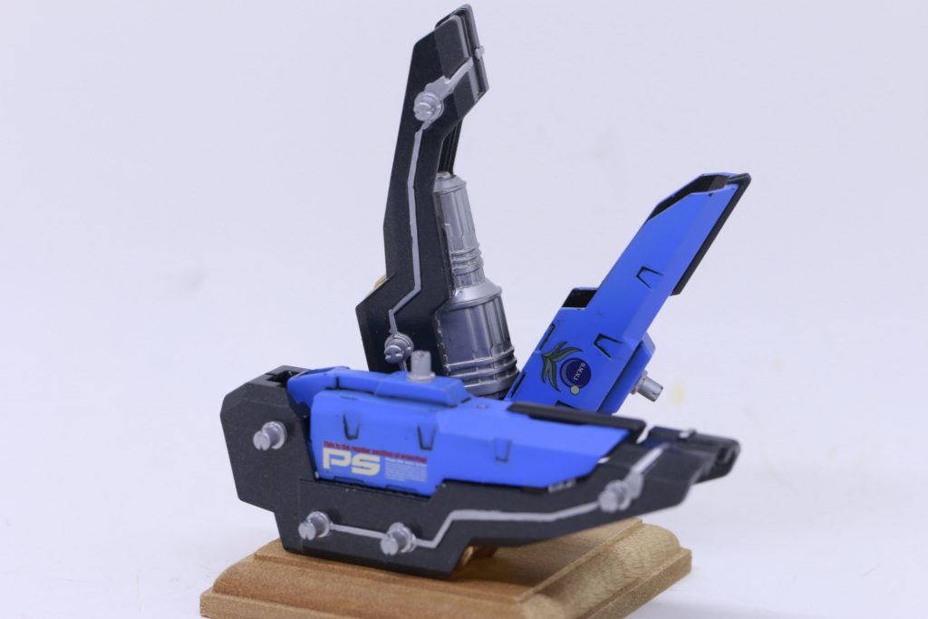 こちらが件のゾイドシリーズの「コアドライブウェポン イグニッションブースター」というアイテム。プラモというより玩具に近い感触。そのせいか、塗装が乗りにくく、定着しにくい。バリバリはがれます。しかも、当然バンダイ製の商品と互換性がないので、接続はピンバイスで穴を開け、プラ棒で接続しました。手間ではありましたが、経験ですね(^_-)