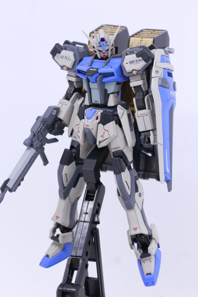 そしてこちらがフル装備。とはいっても、EGなので武装はビームライフルのみ。シールドも付いていますが、他は丸腰。特に背面が寂しく感じたので、今回のミキシングに至ったしだいです。