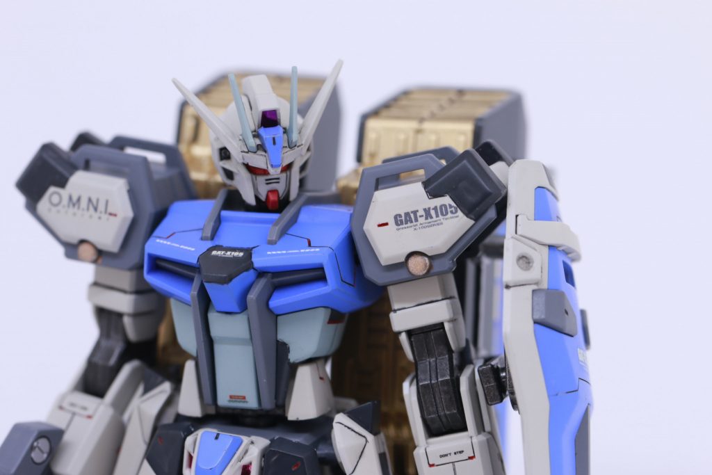 EGをしっかりと作ったのは初めてですが、噂通り作りやすく、プロポーションもいいです。欠点はないのか?と言われれば、可動の安定性でしょうか。塗装仕掛ければそこまで気にならないかもしれませんけれど。手軽さも踏まえ、是非とも別のテーマでリベンジしたいキットです( ^^)