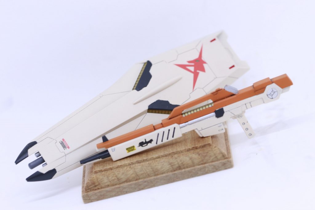 武装関係はこの2点のみ。ビームサーベルの柄は加えません。エフェクトが付かないので。問題はシールドでした。つるっとしており、ノーディテール。スジボリするしかありませんので、こつこつと掘り進めました。あとはデカールをちょろっと張りました。