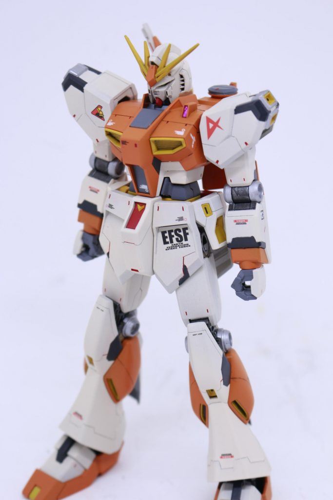 まずは全体写真を。前述のとおり、トーンを上げていますので、オレンジをボディカラーに使用。加えて、ホワイトの部分も暖色を加えたフィギュアカラーに変更しました。この方がオレンジに馴染むと考えたからです。