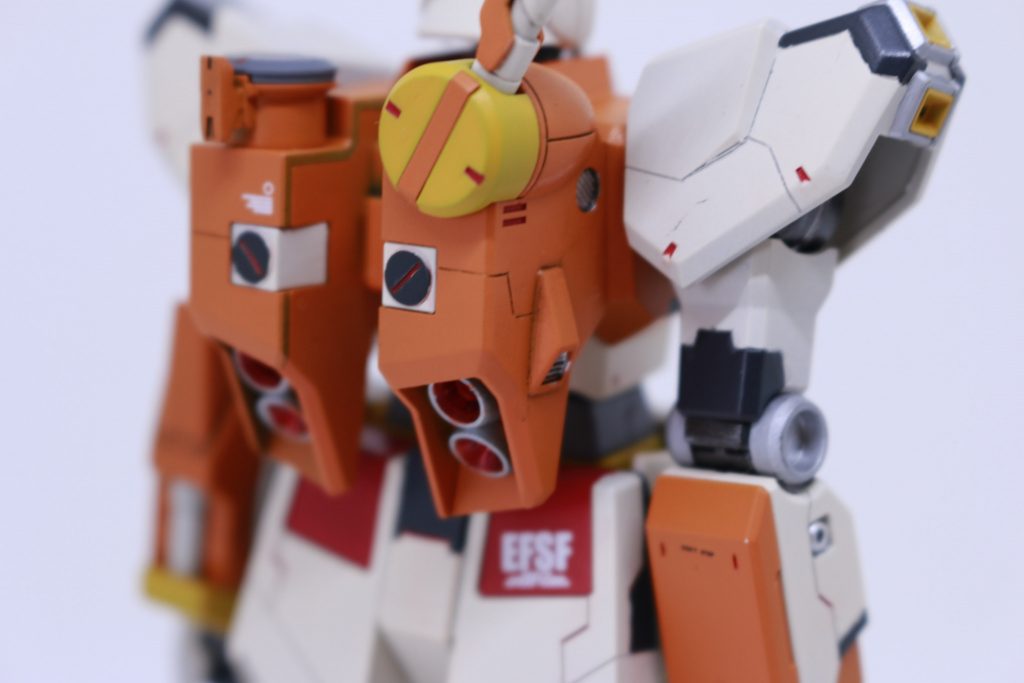 バックパックもオレンジに塗装。普通にグレー系にしても良いかとは思いましたが、面白みに欠ける点。せっかくの低価格キットなので、冒険したい気持ちを優先し、このようにしました。いかがでしょうか。