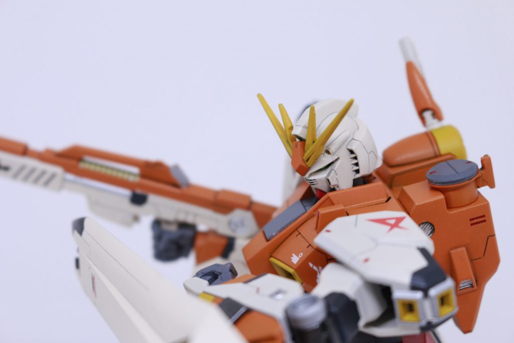 シールドもしっかりと構えることが可能。ポージングに関しては文句なしです。ですが、間接がプラのため、あまり動かすと負荷がかかりすぎる可能性も。