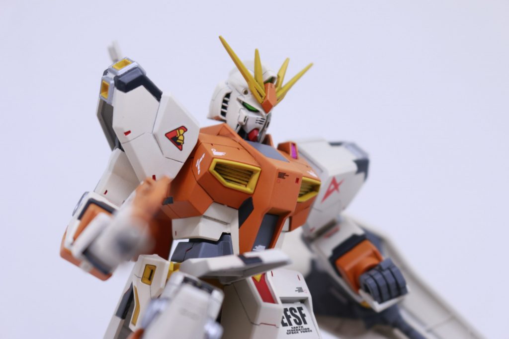 というわけで、EGのνガンダムになります。普通に組み上げるだけでも楽しめますが、手を加えることにより、もっと満足のいく仕上がりを期待できるキットでした。というか、むしろ手を加えることを前提にモデリングされているのかも。HGUCのνとは違い、改善されている点もあれば、もう少しこうしていれば‥という点も。全てをひっくるめ、EGということでしょうか。総じていうと、一度は手に取っていただきたいキットでした。