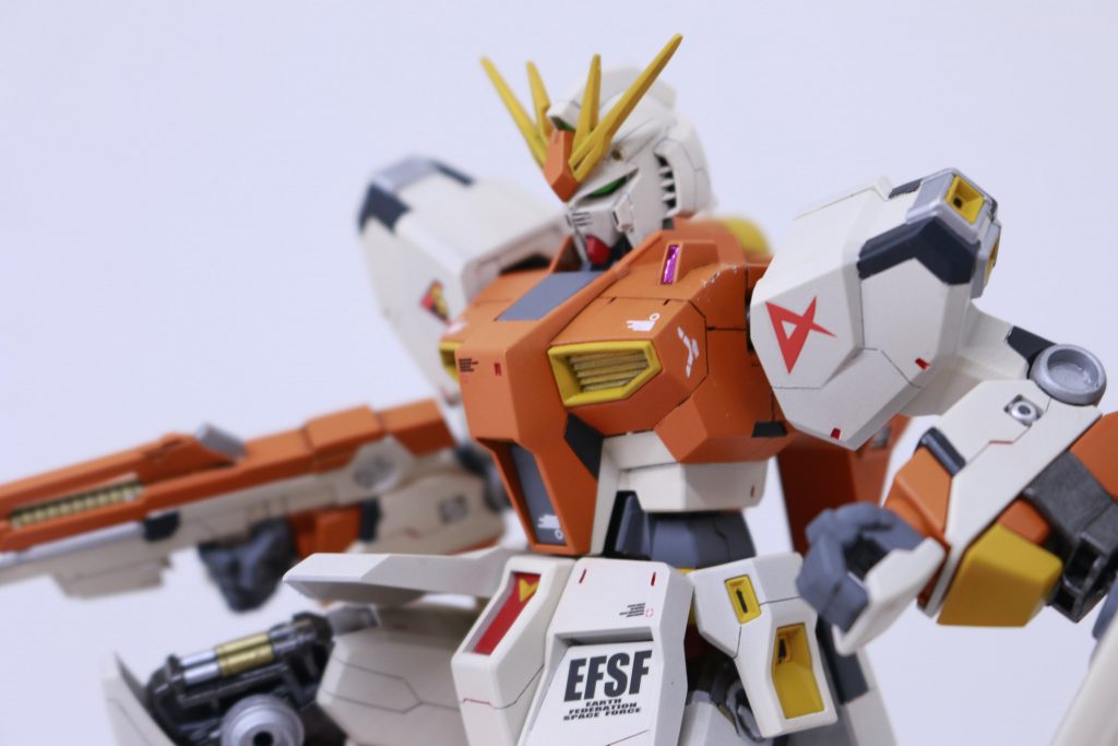 全体として加えた加工は・・・①スジボリ追加②デカール張り付けのみです。いわゆる基本工作に徹したわけですが、さすがEG。工作の幅が広い分、化けますね。HGUCよりもHGらしい仕上がりとなりました。