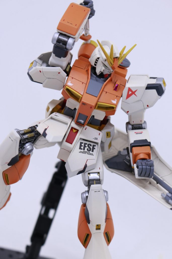 抜刀ポーズもこのとおり。ですが、残念な点はビームエフェクトが付属しない点でしょうか。フィンファンネルもバズーカも無しですので、この低価格(1,100円)に抑えられたのでしょう。