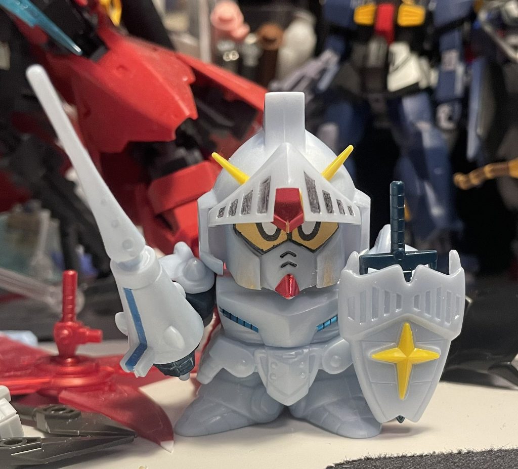 イラストと比べてキットは頬の面構成が違うので裏側をエポパテで裏打ちして削り込みました。