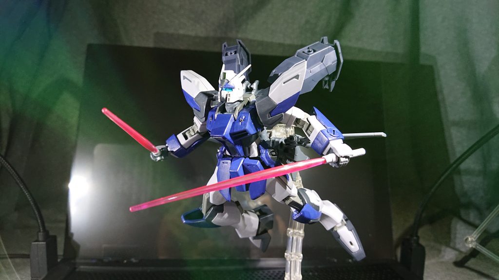 おまけ3最後まで読んでいただきありがとうございました。筆ムラが目立ってすみませんでした。本体と武装の塗装でエネルギー切れなので、バックパックの塗装とデカールはまだですが、未来の自分ならなんとかするでしょう…たぶん…きっと…P.S.撮影したあと、関節の塗装剝がれで虚無感に襲われました。