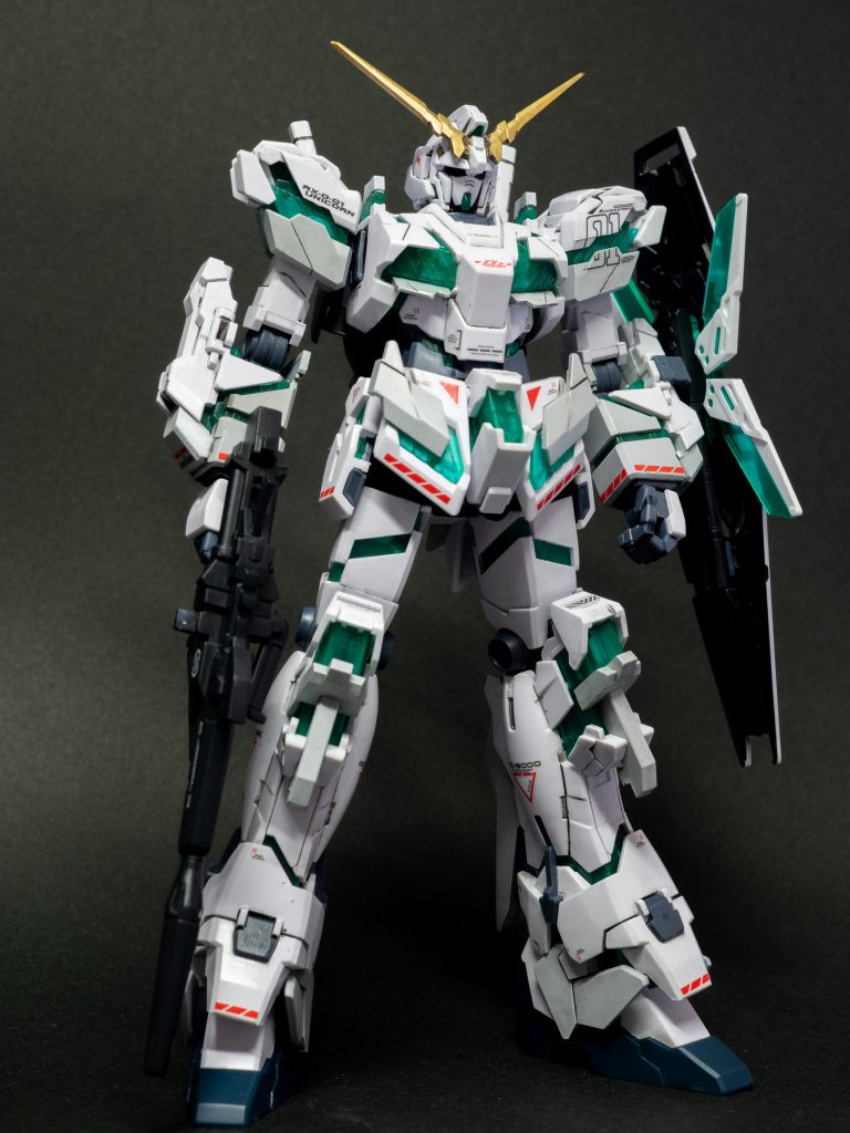 白の部分はチタニウムフィニッシュ風を狙って、ホワイト+シルバー少々+MSパープル少々。白一色だと単調なので、RGを参考にグレーっぽい色でアクセントをつけました。こちらは、シルバー下地にホワイト+クリアー+ブラック少々。下地が透けていい感じのメタリックグレーに。(写真ヘタで伝わらない)チョンマゲの前後のカメラは、蛍光エナメルを調色してクリアパーツと似たような色に塗りました。