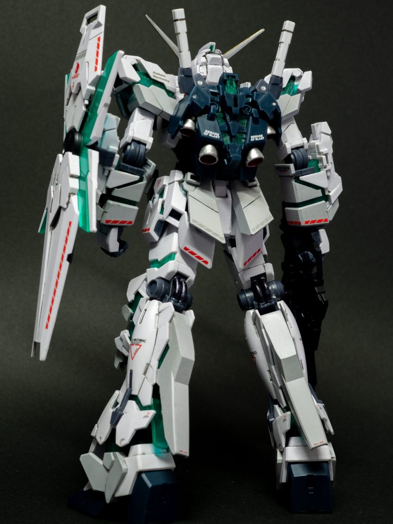 赤いラインデカールはブラックライトに反応するものをチョイス。サイコフレームの緑と補色になっていい感じになる予定でしたが、緑はブラックライトで光ると青くなるので、オレンジにすれば良かった…